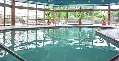 does motor city casino have a pool